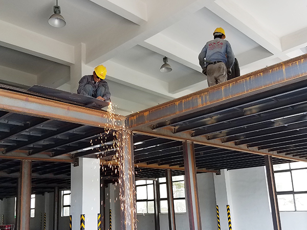 鋼平臺施工中